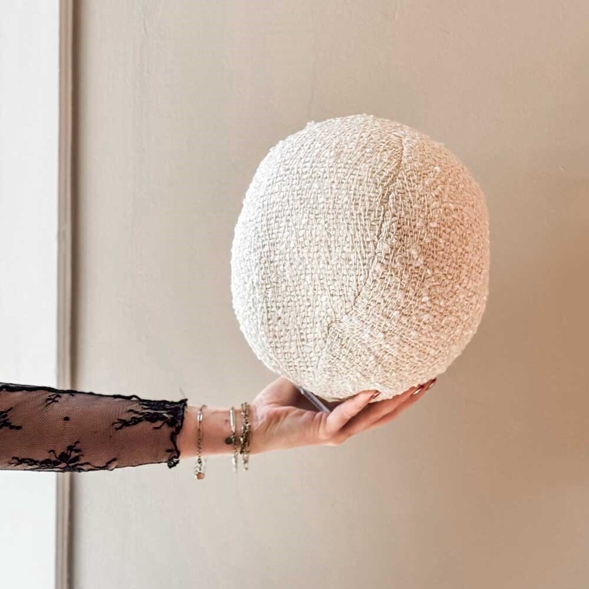 HomeBound by KY | Rond kussen bouclé 24cm | sierkussen