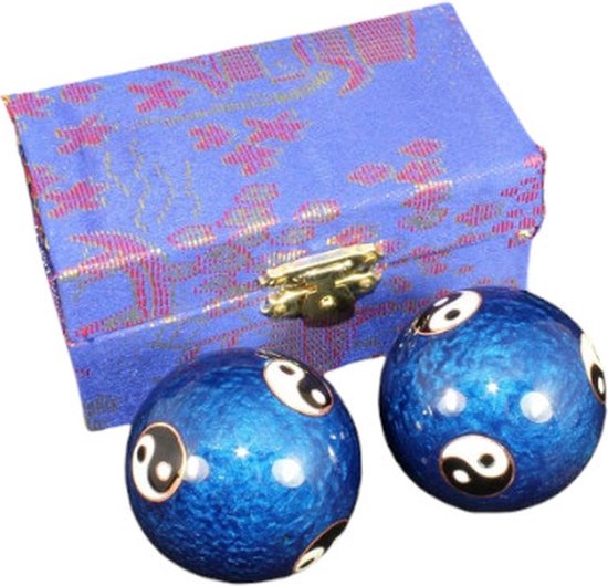 Twee blauwe klankkogels met Yin Yang symbolen, naast een open blauwe doos met patronen.