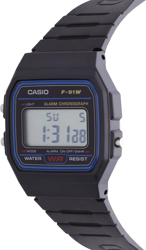 Montre numérique Casio F-91W noire, vue de trois quarts, avec écran carré et bracelet noir.