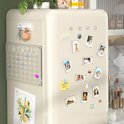 Tien magnetische fotolijstjes op een crèmekleurige koelkast, met een familiefoto en babyfoto's.