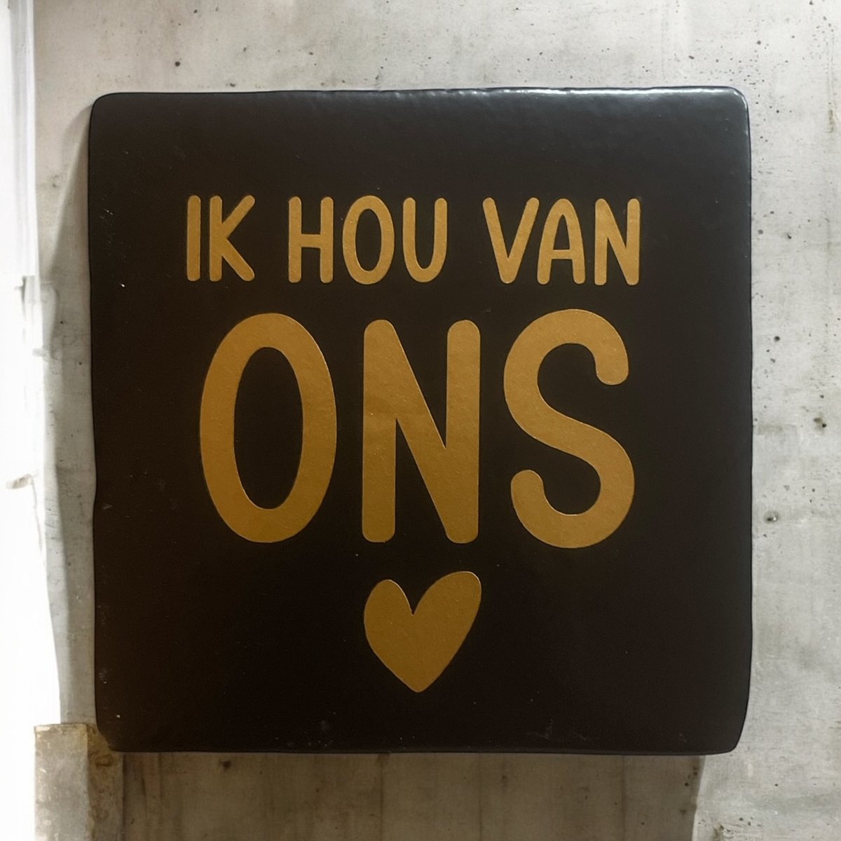 Hip Tegeltje met tekst-Ik hou van Ons-Zwart-Spreuk-Cadeau-Geschenk-Gift-Kado-Feestdagen-Verjaardag-Zomaar