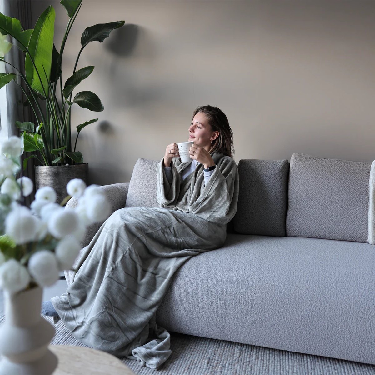 Zest - Deken met mouwen Taupe - 200 x 140 cm - Hoodie deken dames en heren - Super zacht - pluist niet - fleeceplaid met mouwen - fleecedeken — cadeau in Wonen & Interieur - foto 4