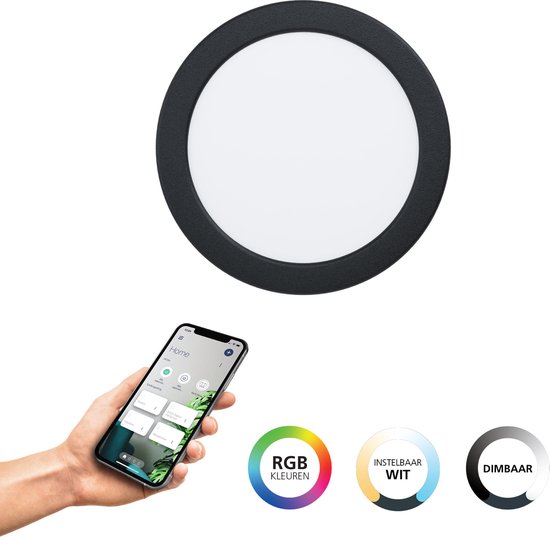Ronde zwarte inbouwspot met wit melkglas. Hand houdt smartphone met app, met iconen voor RGB kleuren, instelbaar wit en dimbaar.