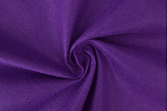 Felt violet à la texture douce, drapé en forme circulaire.