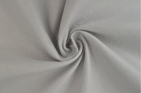 Feutre gris argenté, 3mm d'épaisseur, à la texture douce.