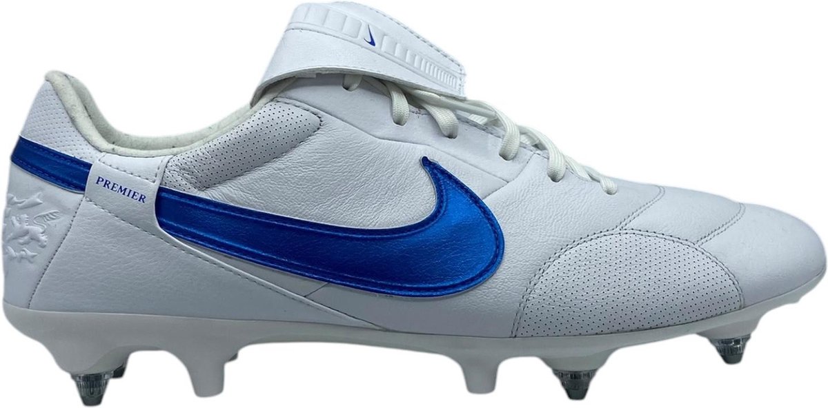 Nike Premier III Sg-Pro voetbalschoenen in maat 44.5, wit met blauwe swoosh en stevige noppen.