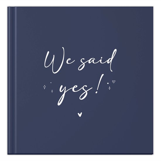 Donkerblauw boek met witte tekst 'We said yes!'.