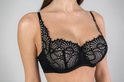 Zwarte push-up BH met witte kanten details op de cups en schouderbandjes.