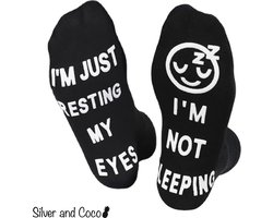 SilverAndCoco - Ik Slaap Niet Sokken / Gekke Vrolijke Foute Kleding / Leuke Grappige Dikke Warme Heren Dames Socks / Verjaardag Sok Outfit Katoen / Mannen Vrouwen Sinterklaas Schoen Kerst Cadeau met Tekst - I'm not Sleeping