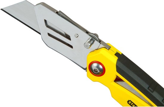 Close-up van de metalen punt van een gele Stanley FatMax vouwmets.