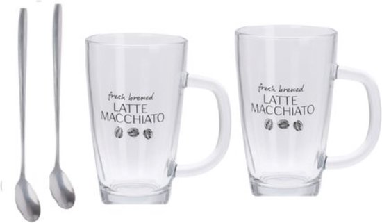 Twee transparante latte macchiato glazen met witte handvatten en lange lepels. Tekst 'fresh brewed LATTE MACCHIATO'.