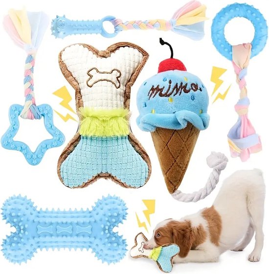 Collectie blauw hondenspeelgoed: bot, ijsje, ster, ring, stok. Hondje speelt met botvormig speeltje.