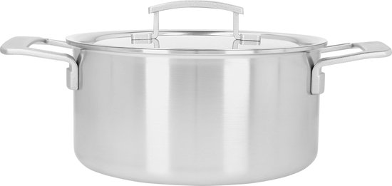 Casserole Demeyere Industry 5 argentée avec couvercle fermé et poignées latérales.