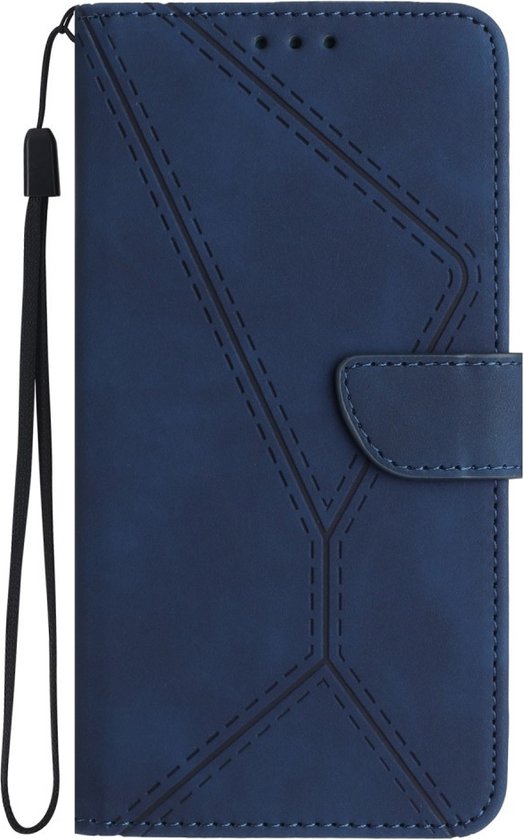 Donkerblauwe telefoonhoes met geometrisch stikselpatroon, gesp en polsband.