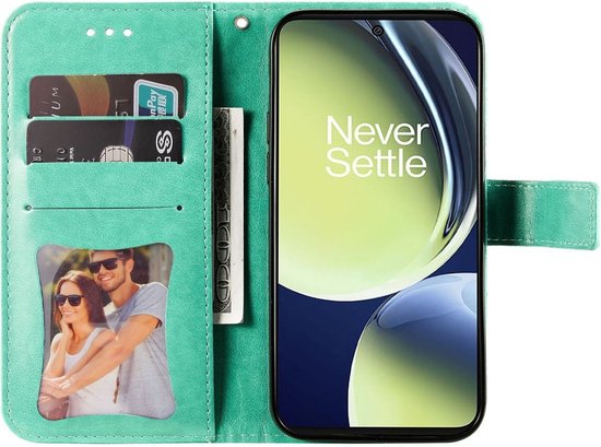 Groene telefoonhoes met kaarthouders en een fotolijstje met een stel.