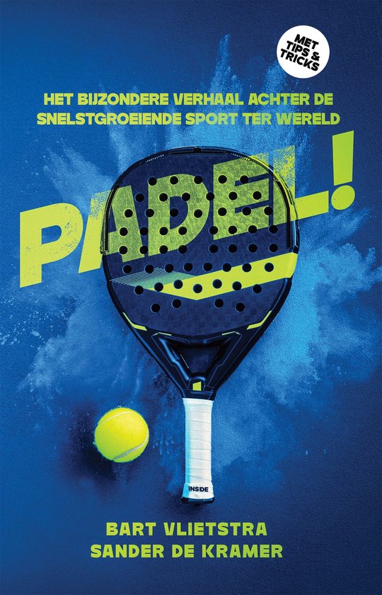 Padeltas met geel met groene letters "PADEL!". Achterkant van de tas is donkerblauw. Tekst "MET TIPS & TRICKS" en "HET BIJZONDERE VERHAAL ACHTER DE SNELSTGROEIENDE SPORT TER WERELD".