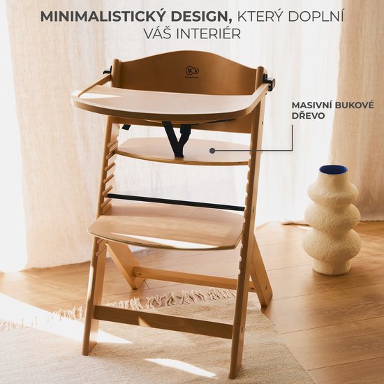 Minimalistische houten kinderstoel met een afneembaar dienblad. Gemaakt van massief beukenhout. De stoel staat op een vloerkleed.
