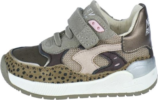 Zijaanzicht van bruine sneaker met luipaardprint, klittenband, roze details. Metallic bruine hiel met "NEW RUNNER".