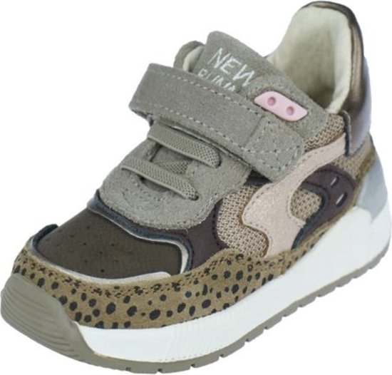 Bruine sneaker met luipaardprint, klittenbandsluiting en roze veteroogjes. "NEW RUNNER" op de tong.