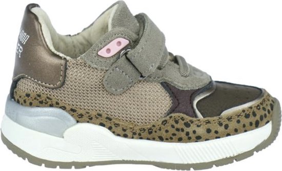 Zijkant van bruine sneaker met luipaardprint, klittenbandsluiting en roze details. Metallic bruine hiel.