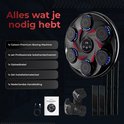 Zwarte boksmachine met zes verlichte pads en rode accenten, samen met bokshandschoenen, oplaadkabel, installatiemateriaal en een handleiding.