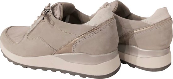 Grijze sneaker met rits en zilveren accenten op de hiel. Achteraanzicht.