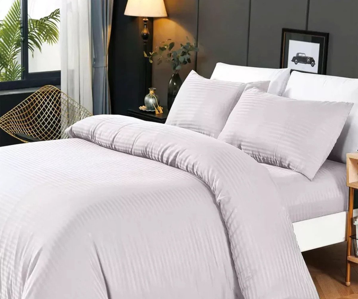 Homelux - Dekbedovertrekken - 4-Delige Beddengoed set – Luxe Dekbedovertrek 200x220 + 2 Kussenslopen 50x70 + Matraslaken 220x240 - Lichtgrijs – Zacht - Ademend - Onderhoudsvriendelijk voor Elke Slaapkamer
