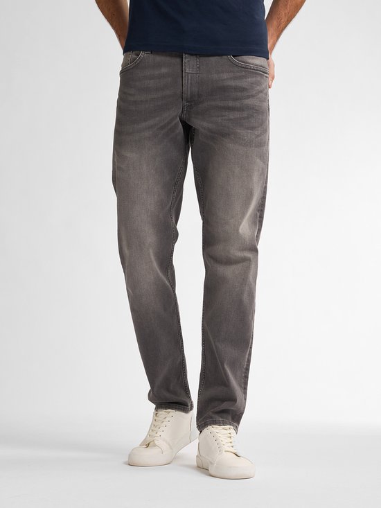 Man in grijze jeans, rechte pasvorm, voorkant. Grijze denim met lichte wassing.