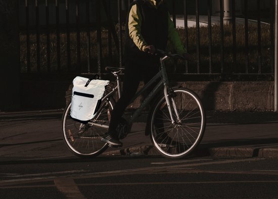 Voltano Luxe E-bike Fietstas / Rugtas - Special Edition - Volledig Reflecterend Grijs - 28L - 100% Waterdicht - Gratis Schouderband - Groot Laptop Vak - Reflective van Voltano — afbeelding 2