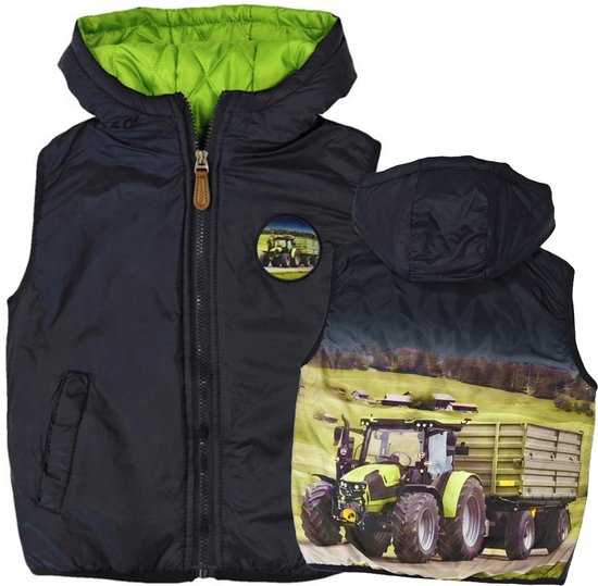 Zwarte bodywarmer met capuchon, groene voering. Voorkant met patch, achterkant met print van groene tractor met aanhanger.
