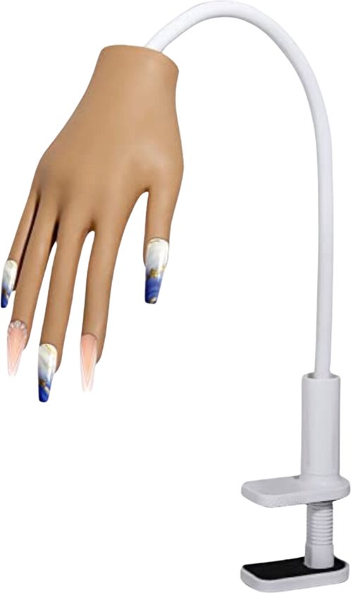 Main d'entraînement avec des ongles blancs et bleus, sur un support à pince, en gros plan.