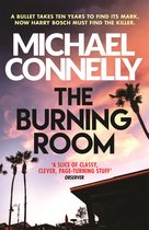 Boekcover 'The Burning Room' van Michael Connelly. Titel in grote letters, met een zonsondergang en palmbomen.