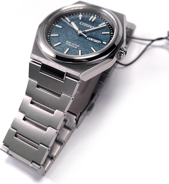 Zilverkleurig Citizen Eco-Drive Titanium horloge, zijaanzicht, met blauwgroene wijzerplaat.