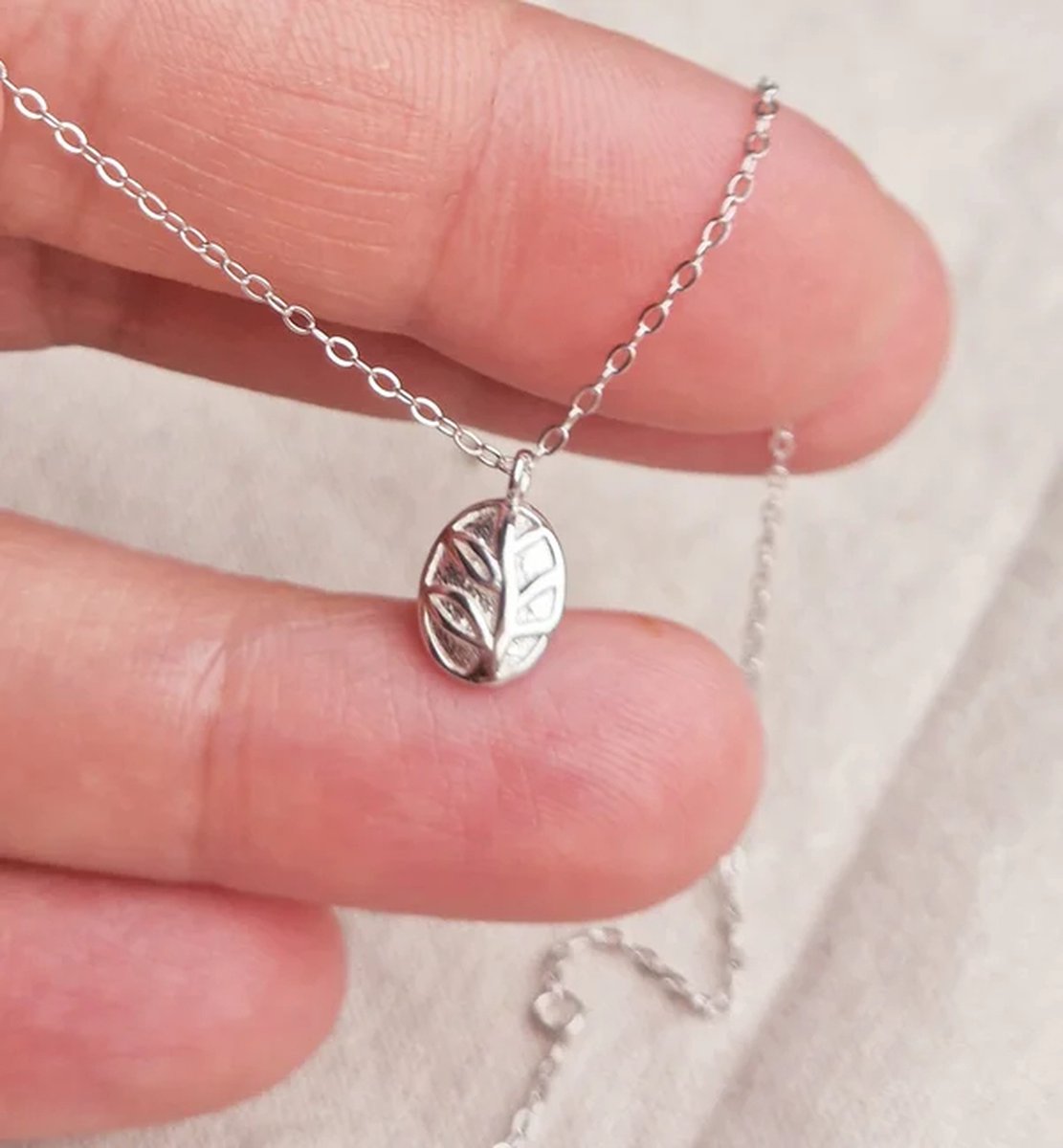 Zilveren kettingen met hanger - The Leaf Pendant - Handgemaakt - Rhodiumplated - Blaadje - Fijne Dameskettingen - 925 sterling zilver