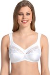 Model draagt een witte beugel-bh met kanten bloemenmotieven en transparante inzetstukken op de cups.