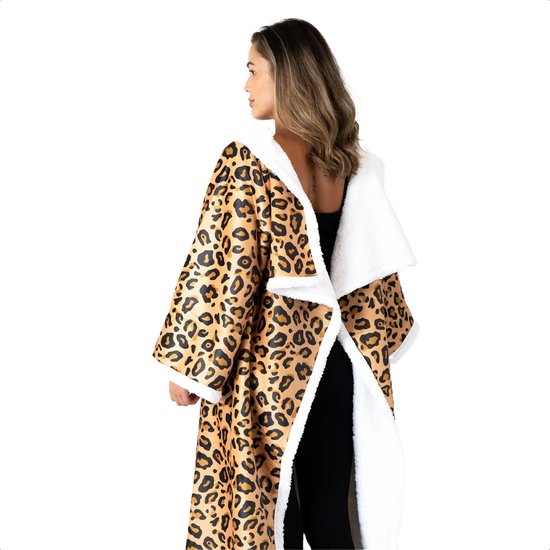 Model met luipaardprint omslagdoek met witte sherpa voering, zichtbaar van achteren.