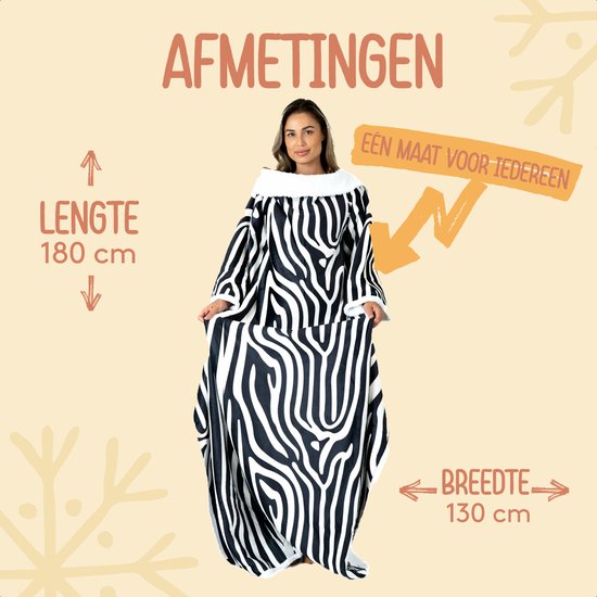Vrouw staand in een zebra-print deken met mouwen, lengte 180 cm, breedte 130 cm. Tekst 'AFMETINGEN' en 'EÉN MAAT VOOR IEDEREEN'.