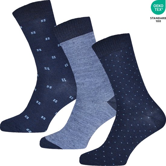 Drie donkerblauwe sokken, twee met een ruitpatroon en één met een stippenpatroon. OEKO-TEX standaard 100.