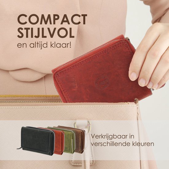 Vrouw die een rode leren portemonnee in een tas stopt. Verkrijgbaar in meerdere kleuren.