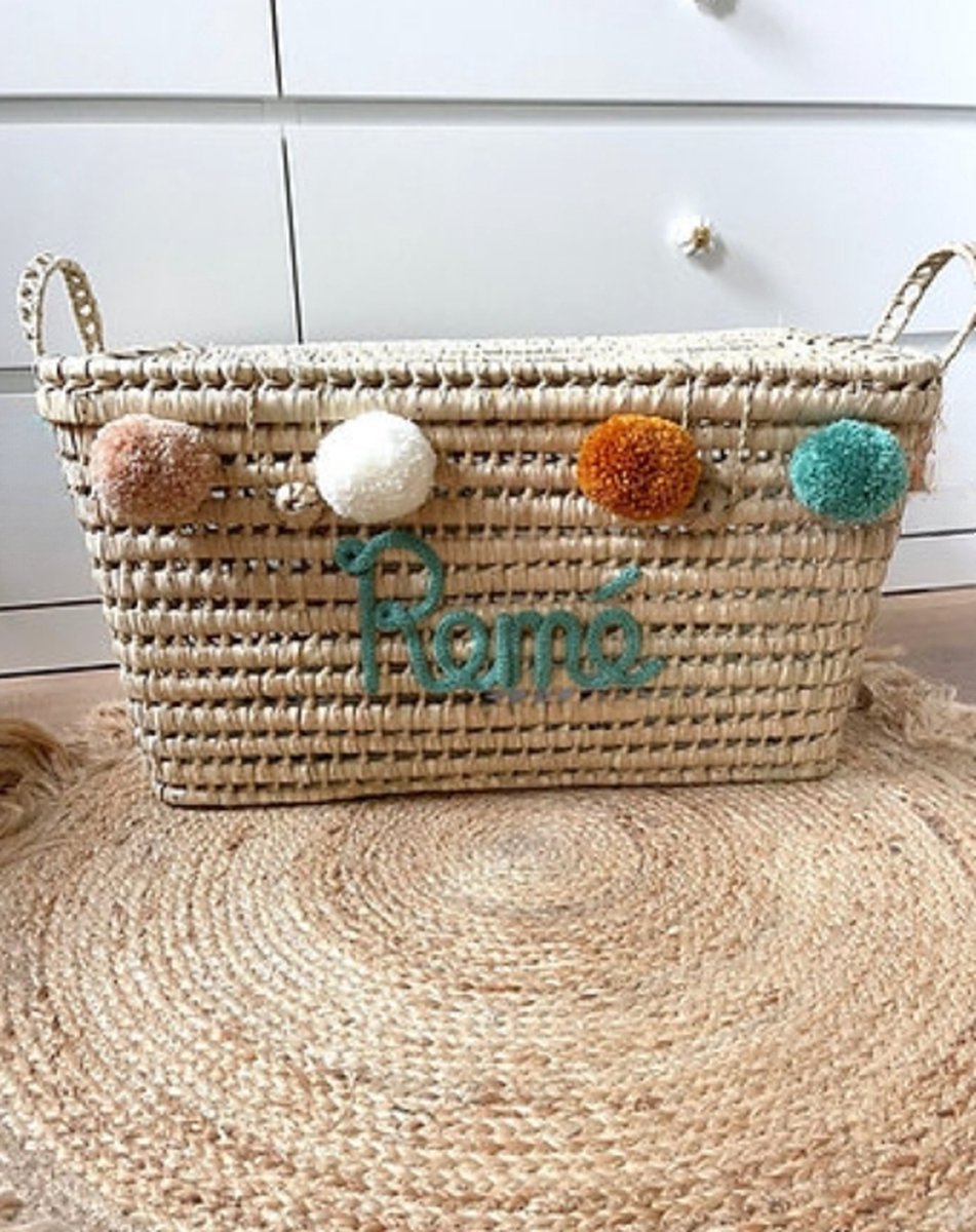 Opbergmand – Speelgoedmand – 60cm - Speelgoedkoffer – Koffer - Rieten mand - Speelgoed - Opbergen - Mand met naam - Pompon - Wol – Geschenk – Sint – Kerst – Verkleedkoffer - Kinderkamer - Gepersonaliseerd - Handgemaakt - Decoratie - Geboorte - Cadeau