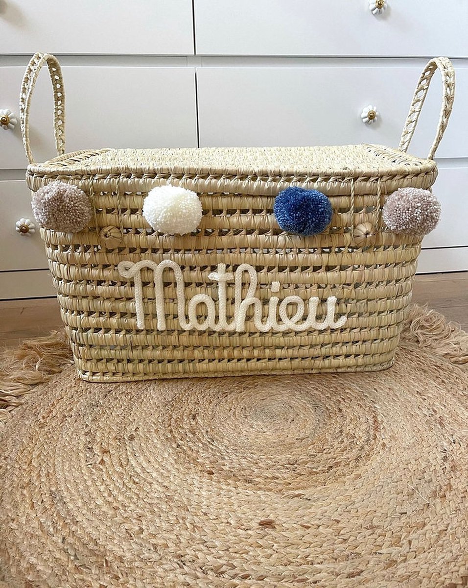 Opbergmand – Speelgoedmand – 60cm - Speelgoedkoffer – Koffer - Rieten mand - Speelgoed - Opbergen - Mand met naam - Pompon - Wol – Geschenk – Sint – Kerst – Verkleedkoffer - Kinderkamer - Gepersonaliseerd - Handgemaakt - Decoratie - Geboorte - Cadeau