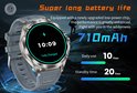 Grijze smartwatch met volledig opgeladen batterij, getoond met een silhouet van een wandelaar op de achtergrond.