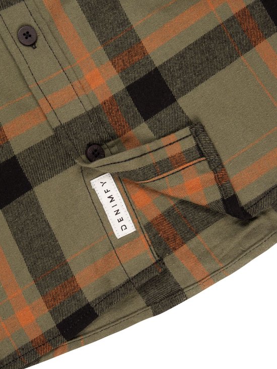 Detail van het borstzakje van een groen geruit overhemd met DENIMFY-label.