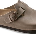 Sluiting van een bruine Birkenstock Boston klomp met gesp en logo.