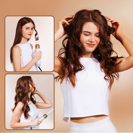 Drie beelden van een vrouw met lange bruine golvende haren die een witte en gouden haardroger-styler gebruikt om haar haar te krullen.