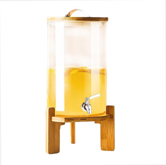 Glazen drankdispenser met houten standaard en zilveren kraantje, gevuld met gele vloeistof.