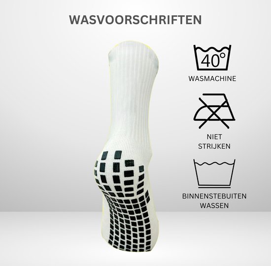 Witte sportsok met anti-slip nopjes aan de onderkant. Wasinstructies: 40 graden, niet strijken, binnenstebuiten.