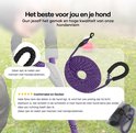 Paarse, opgerolde hondenriem met zwart ruitpatroon, gevoerde handgreep en zwarte sluiting.