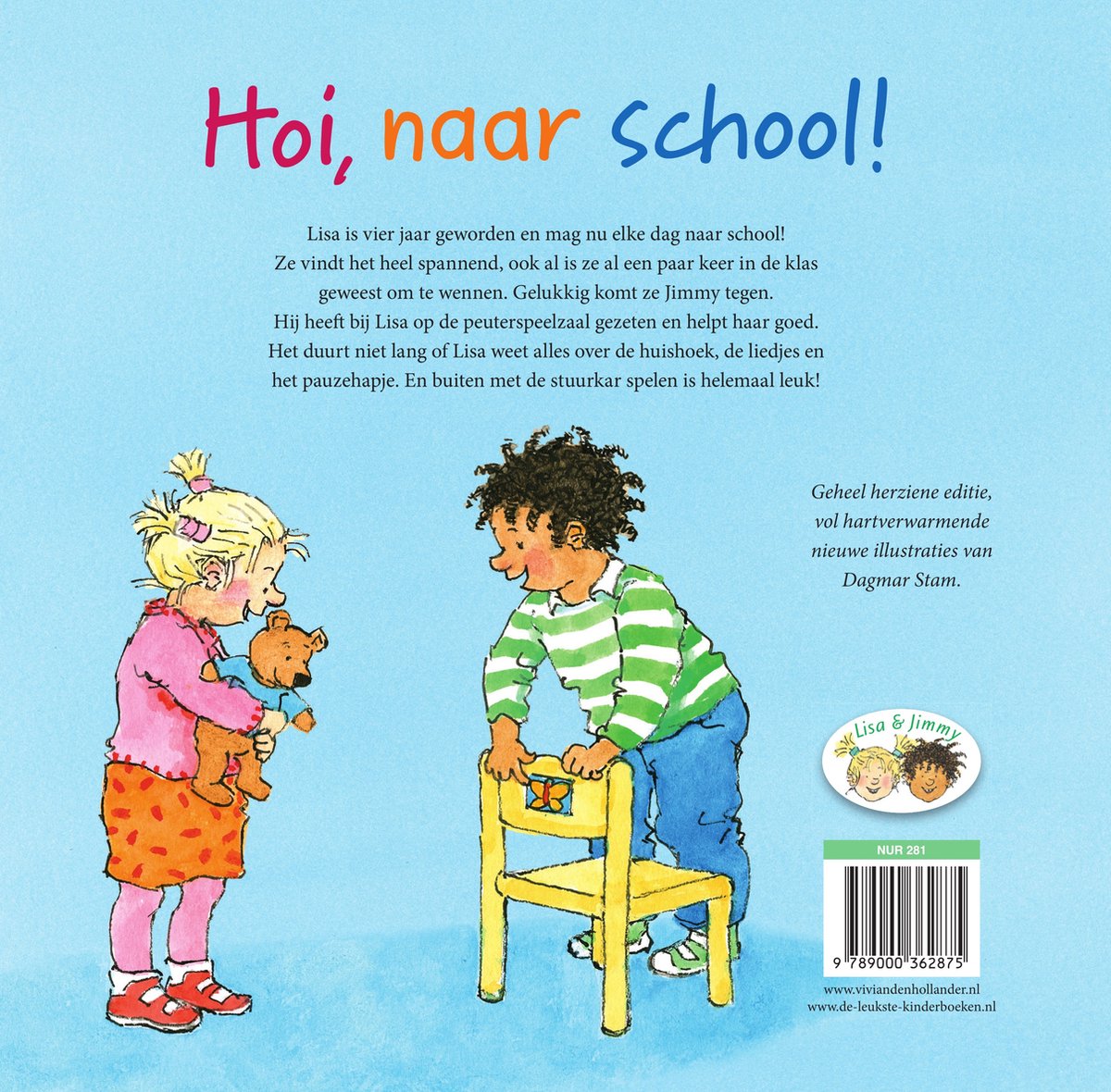 Een meisje met blond haar en een roze jas houdt een teddybeer vast. Een jongen met krullend haar en een groen-wit gestreepte trui leunt op een gele stoel.