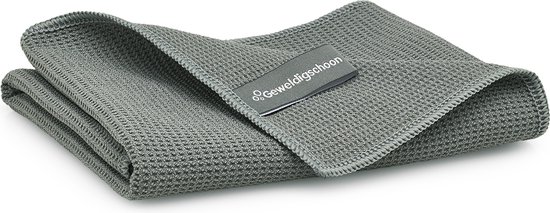 Chiffon gris en microfibre gaufré, plié avec une étiquette "Geweldigschoon".